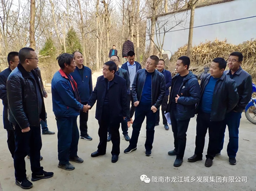 市龍江集團(tuán)在文縣橋頭鎮(zhèn)安子坡村開展“解難題、辦實(shí)事、送溫暖”活動(dòng)