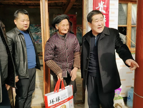 市龍江集團(tuán)在文縣橋頭鎮(zhèn)安子坡村開展“解難題、辦實(shí)事、送溫暖”活動(dòng)