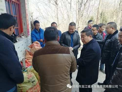 市龍江集團(tuán)在文縣橋頭鎮(zhèn)安子坡村開展“解難題、辦實(shí)事、送溫暖”活動(dòng)