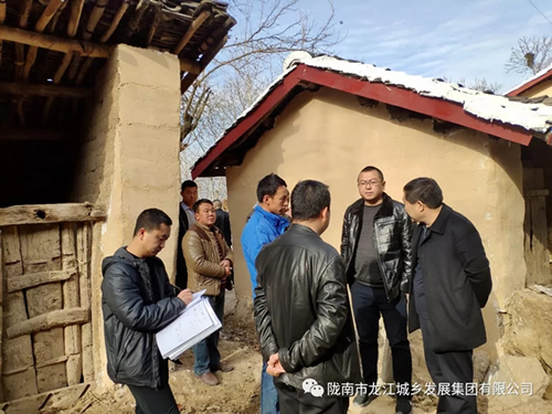 市龍江集團(tuán)在文縣橋頭鎮(zhèn)安子坡村開展“解難題、辦實(shí)事、送溫暖”活動(dòng)