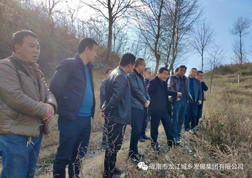 市龍江集團(tuán)在文縣橋頭鎮(zhèn)安子坡村開展“解難題、辦實(shí)事、送溫暖”活動(dòng)