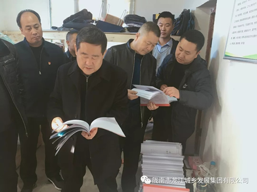 市龍江集團(tuán)在文縣橋頭鎮(zhèn)安子坡村開展“解難題、辦實(shí)事、送溫暖”活動(dòng)